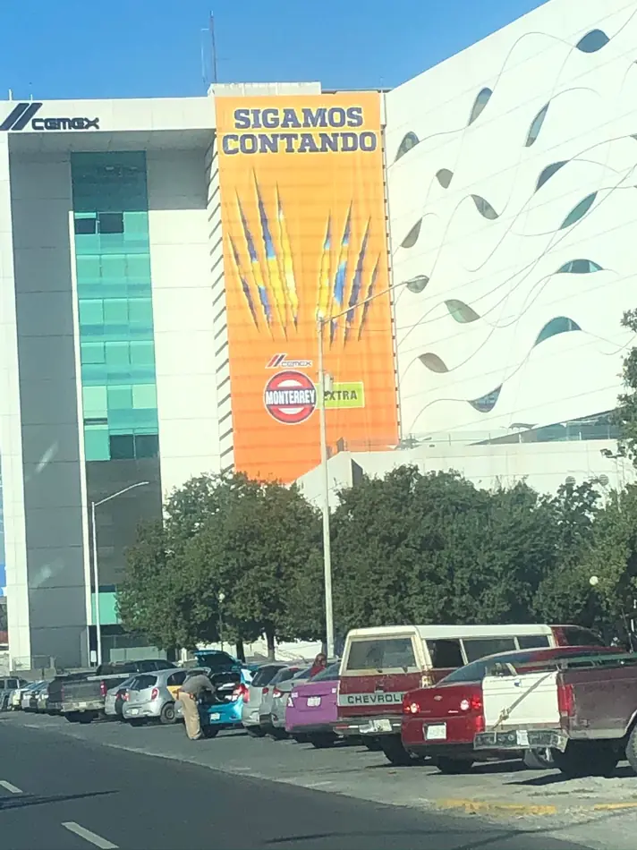 Ejecución de megagráfico publicitario para campaña Sigamos Contando de CEMEX Monterrey. - MkTing activo