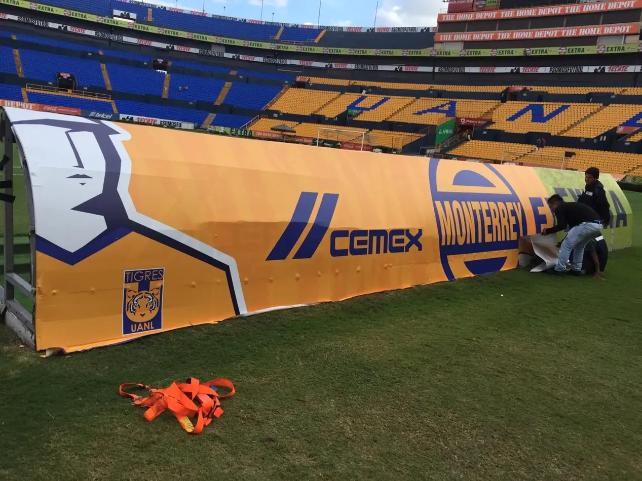 Rotulación integral de túnel para jugadores con branding de Tigres UANL y CEMEX en el Estadio Universitario.- MkTing activo