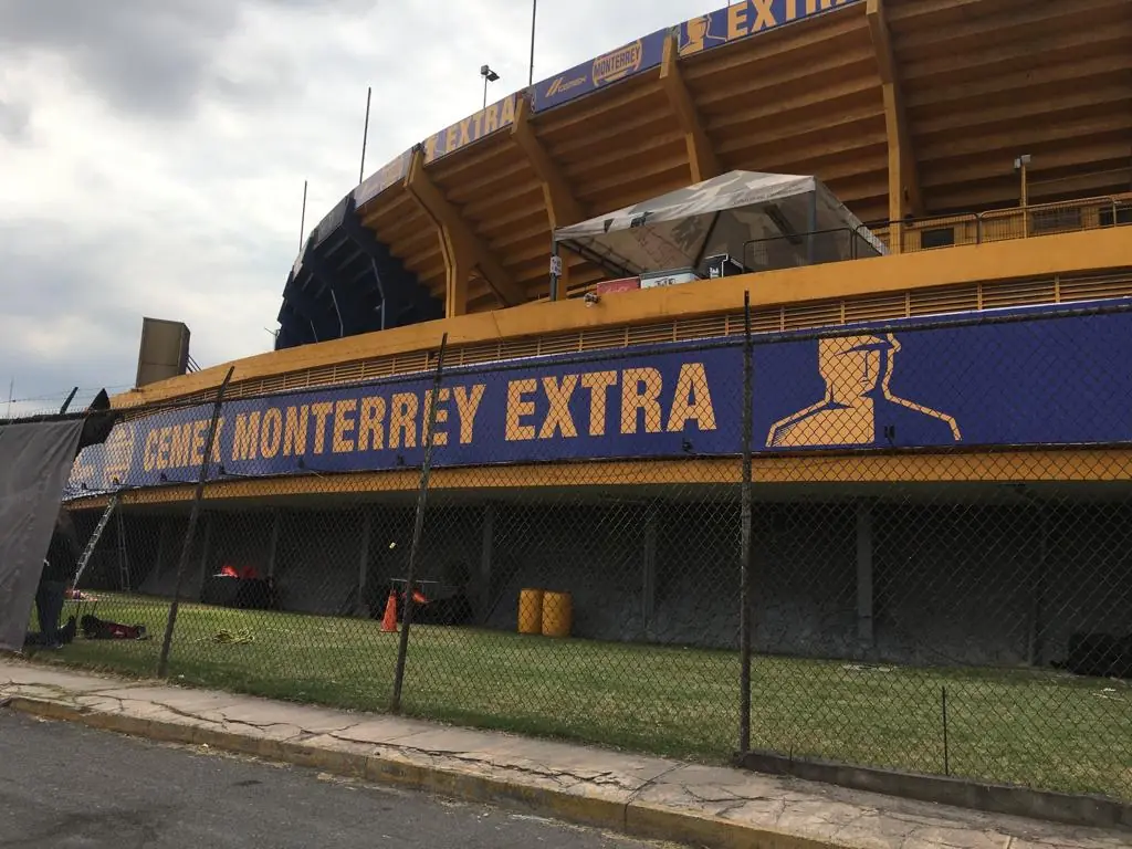 Instalación de valla publicitaria perimetral de gran formato para CEMEX en el Estadio Universitario. - MkTing activo