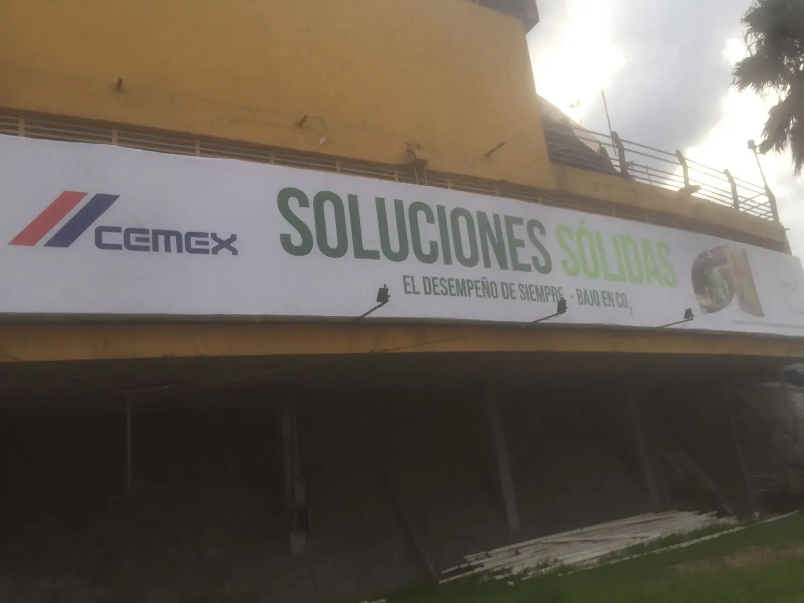 Anuncio espectacular gran formato CEMEX