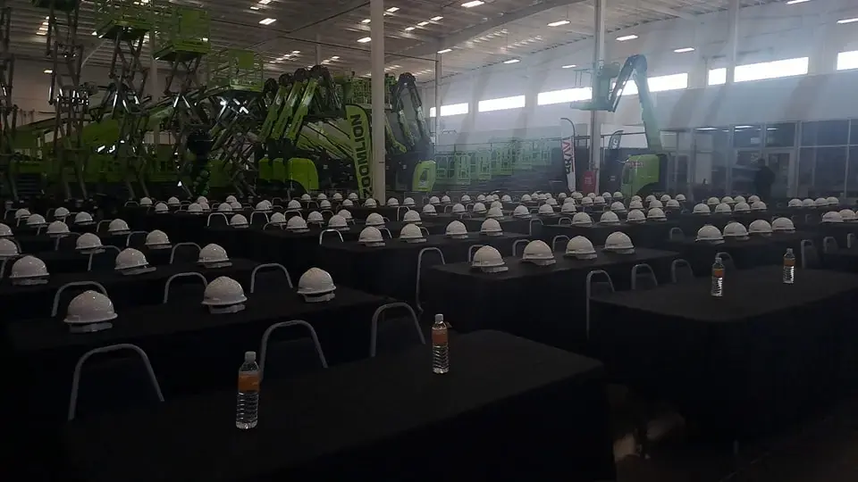 Logística de eventos masivos Zoomlion: Montaje de mobiliario y activaciones corporativas industriales en Monterrey