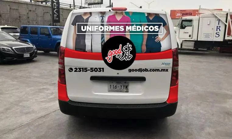 Car wrap parcial en camioneta de servicios con publicidad de uniformes médicos en Monterrey - MkTing activo