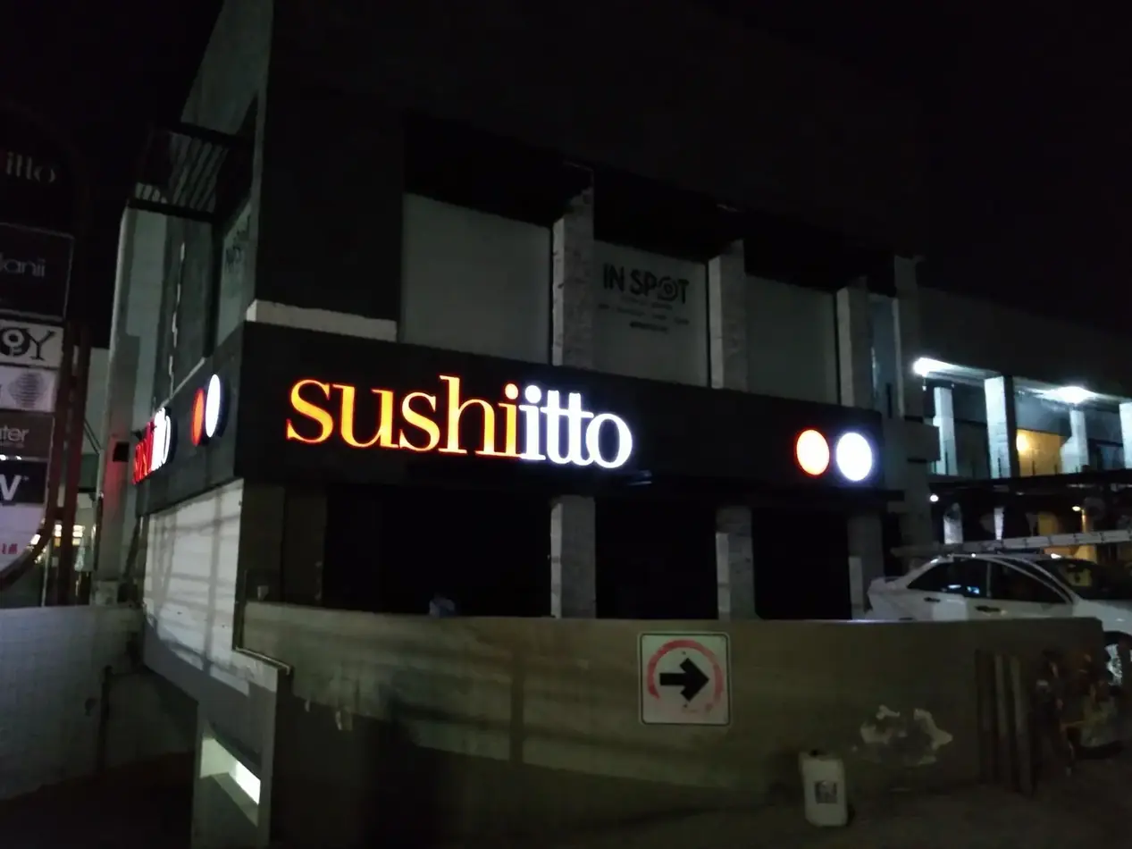 SUSHIITTO anuncio luminoso 3d